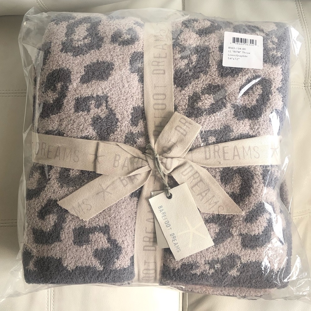 ❣️SOLD❣️Barefoot Dreams In The Wild Throw Blanket - Picture 1 of 3